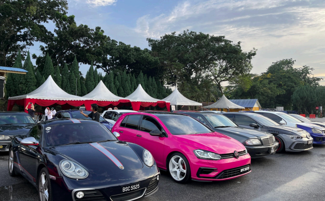 A Porsche, pink Volkswagen and other MDG display cars lined up at Drive for Hope, UiTM Shah Alam.